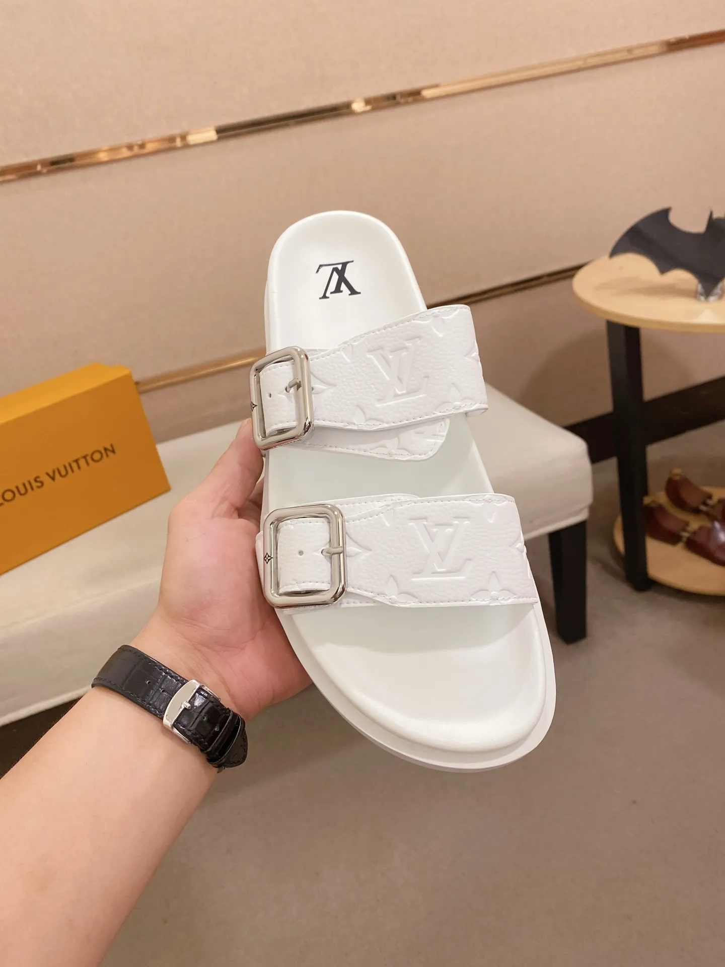 Factory price: 340💰Made by LV🔍Top purchasing agent, synchronized with men's spring and summer slippers counters. The uppers are made of cowhide imported from Italy, with logo graphics and high-quality craftsmanship. Soles: original soles specially provided by the original factory. Exclusive molded soles are super comfortable. Original factory follow-up orders. High quality. You can enter and exit the counter at will. Welcome to compare. Code number is 38-44.